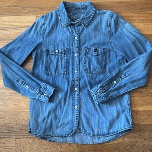 🪁Madewell denim shirt with unique button details. Size XS.
